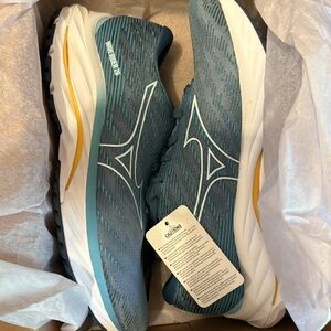 NWT Mizuno Women’s WaveRider 26 size 8.5